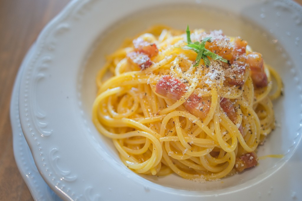 湖畔、オステリアで小憩