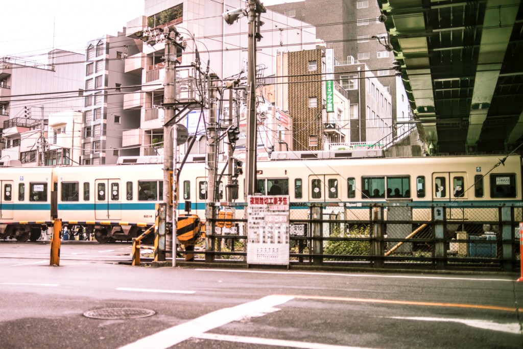 小田急線と八幡宮
