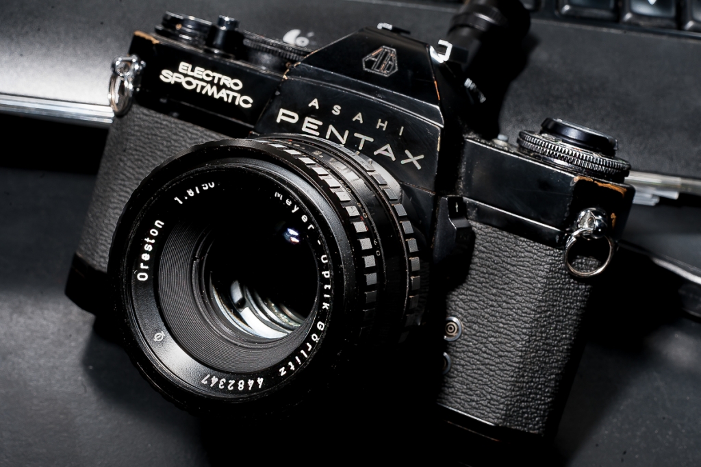 階段と灰皿のある風景